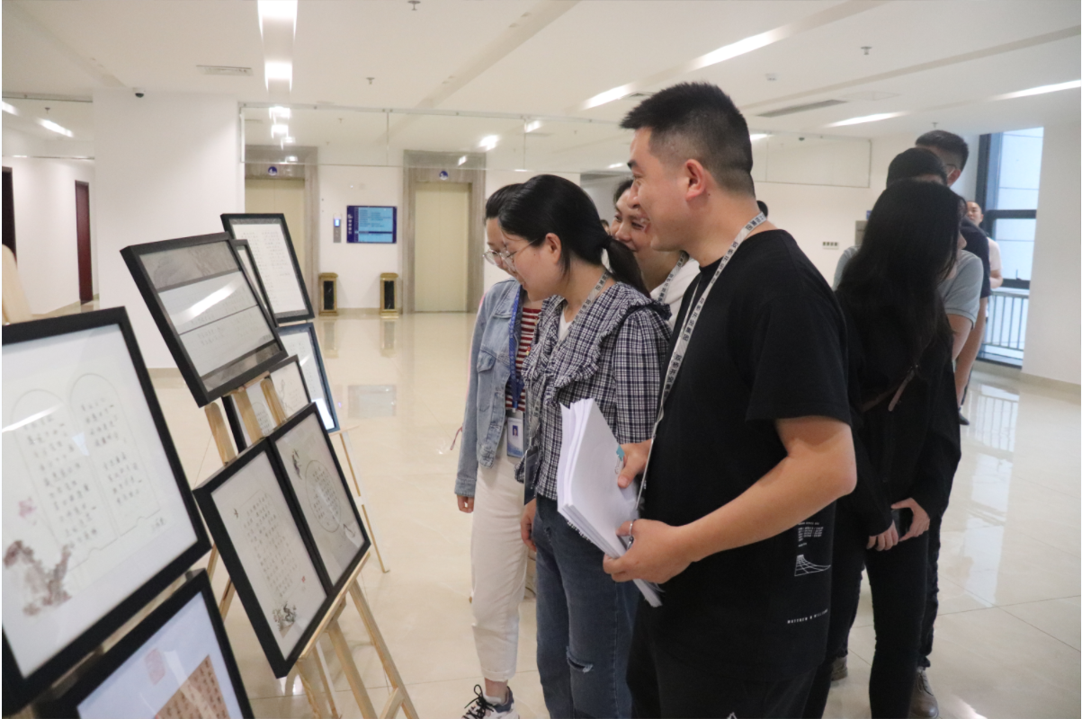 圖為：開投集團展出優(yōu)秀獲獎作品，干部職工及家屬參觀書法作品，學習廉潔文化.png